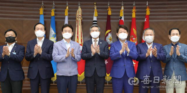 지난달 28일 서울 용산구 국방부에서 열린 '제7회 대구 군 공항 이전부지 선정위원회'에서 정경두 국방부 장관, 권영진 대구시장, 이철우 경북도지사, 김영만 군위군수, 김주수 의성군수 등 참석자들이 박수를 치고 있다. 국방부 제공