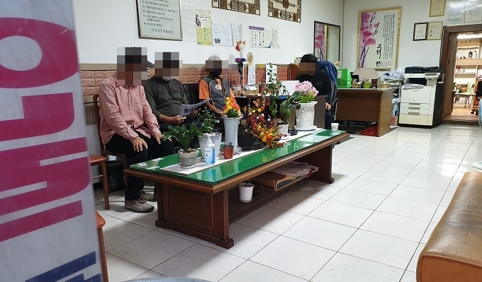 9일 오전 6시께 익산 남중동의 한 인력사무소. 밤새 내린 비가 새벽까지 추적추적 이어지면서 하루 벌어 하루를 살아야 하는 일용근로자들 사이에 ‘오늘도 허탕을 치나’ 하는 불안감이 가득하다.