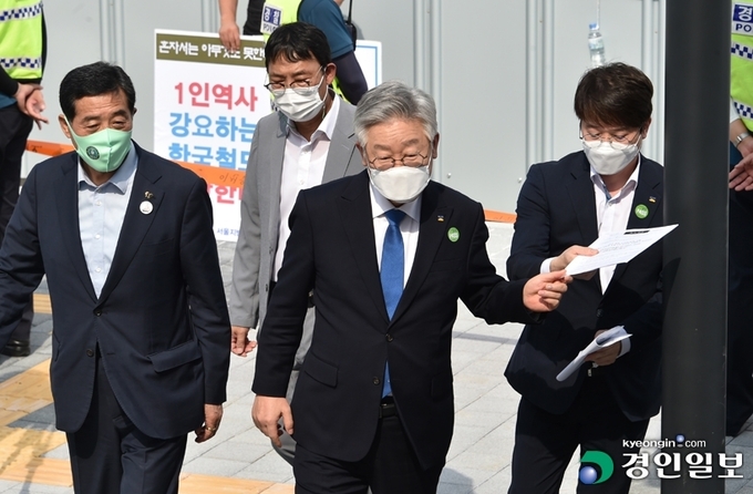 이재명 경기도지사(가운데)와 윤화섭 안산시장(왼쪽)이 10일 오후 수원 고색역에서 열린 수인선 개통식 행사에 참석하고 있다. /김금보기자 artomate@kyeongin.com