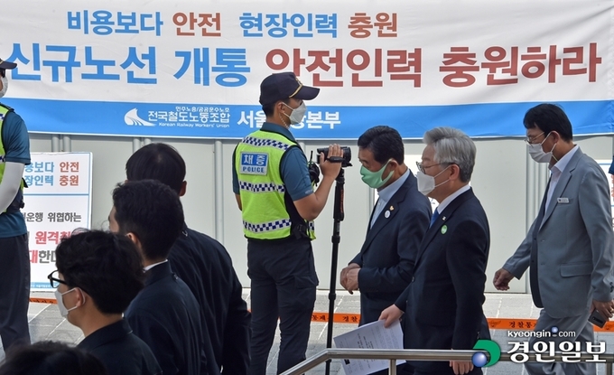이재명 경기도지사(가운데)와 윤화섭 안산시장(왼쪽)이 10일 오후 수원 고색역에서 열린 수인선 개통식 행사에 참석하고 있다. /김금보기자 artomate@kyeongin.com