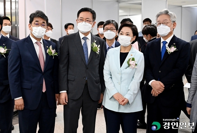 10일 경기도 수원시 고색역에서 열린 수원~인천 복선전철(수인선) 개통식에서 김현미 국토교통부 장관과 이재명 경기도지사 등 참석자들이 설명을 듣고 있다. /인천시 제공