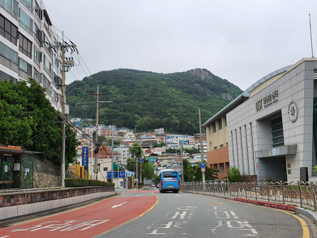 새띠고개 전경. 일제강점기 충무동에서 송도로 이어지는 해안을 매립해 송도 아랫길이 생기기 전까지 남부민동에서 암남동으로 이어지는 유일한 육로가 새띠고개였다. 앞에 보이는 산이 천마산이다. 박정화 사진가 제공
