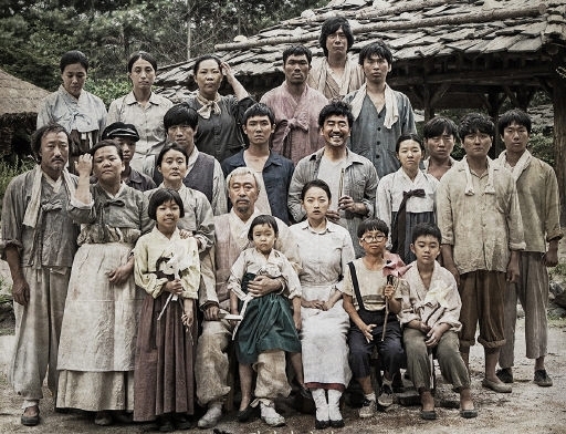 평창군 미탄면 율치리에 위치한 영화 '웰컴투 동막골' 세트장에서 촬영한 영화 '손님'의 포스터.