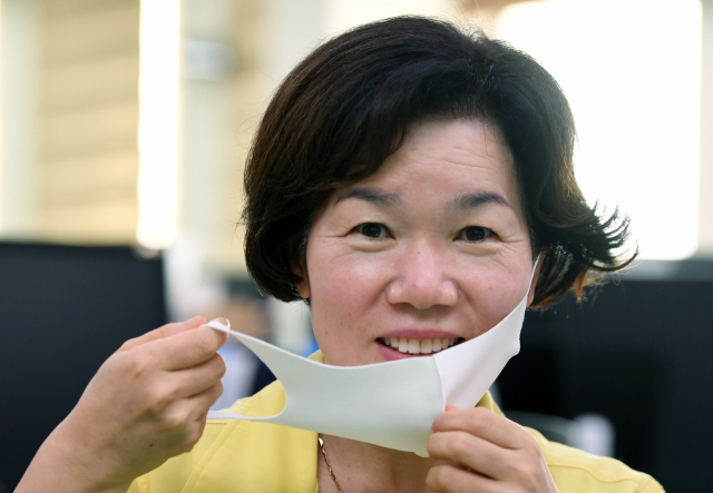 노혜영 경남도 생활방역추진단장이 도청 본관 5층 생활방역추진단 사무실에서 마스크를 쓰고 있다./김승권 기자/