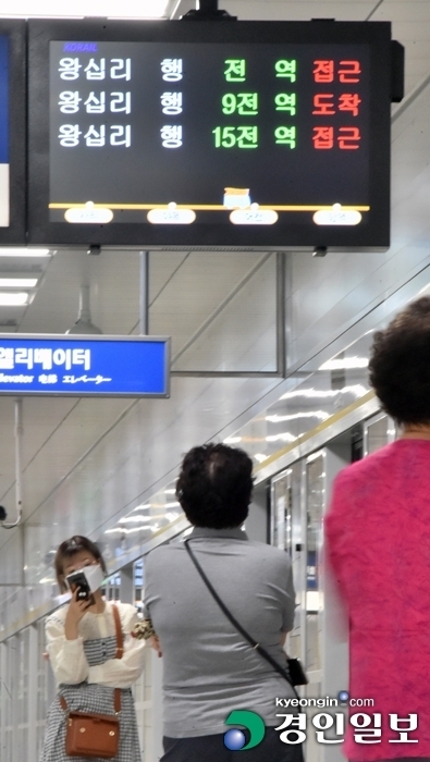 수인선 개통후 주민들이 열차 배차 간격에 불만을 제기하고 있다. 15일 오전 수인선 오목천역에서 시민들이 열차를 기다리고 있다./김금보기자/artomate@kyeongin.com