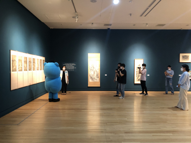 경남도청 온라인 캐릭터 슭곰이 경남도립미술관에서 온라인으로 떠나는 미술관 나들이 라이브 방송을 진행 중이다. /조고운 기자/