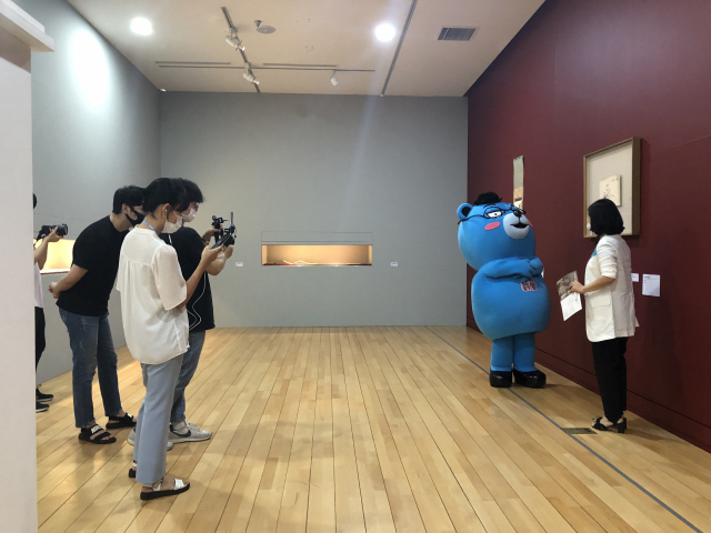 경남도청 온라인 캐릭터 슭곰이 경남도립미술관에서 온라인으로 떠나는 미술관 나들이 라이브 방송을 진행 중이다. /조고운 기자/