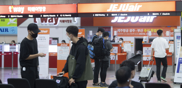 16일 오후 광주공항에서 제주를 가려는 관광객들이 비행기 탑승에 앞서 화물을 부치고 있다. /최현배 기자choi@kwangju.co.kr