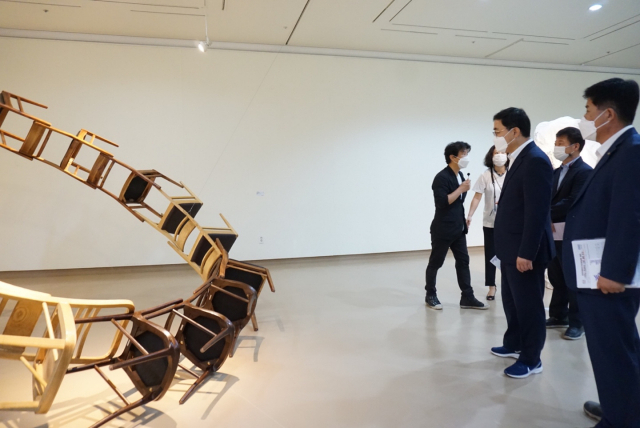 17일 창원조각비엔날레가 개막한 가운데 허성무 창원시장이 전시장인 성산아트홀을 찾아 김성호 총감독에게 전시에 대한 설명을 듣고 있다./창원조각비엔날레 제공/