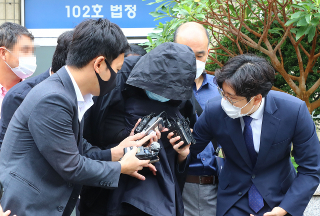 대마초를 흡입한 채 환각 상태로 운전을 해 부산 해운대에서 7중 추돌 사고를 낸 포르쉐 운전자가 18일 구속됐다 정종회 기자 jjh@