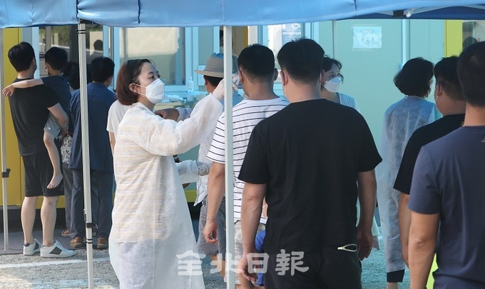 전주 덕진선별진료소에서 시민들이 코로나19 검사를 받기 위해 길게 줄 서 있다. 전북일보 자료사진