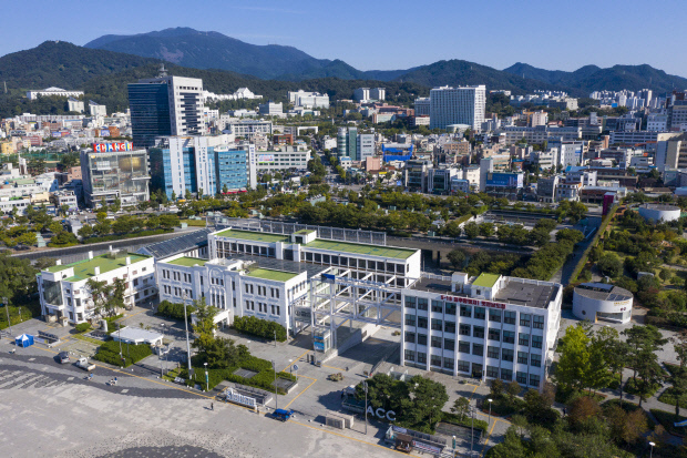 오는 12월 아시아문화전당의 성과 평가를 바탕으로 아시아문화원 위탁 여부가 최종 시한으로 다가오면서 문화전당과 문화원의 통합 및 방향에 대한 지역사회와 문화단체의 관심이 높다. 사진은 아시아문화전당 전경. /최현배 기자 choi@kwangju.co.kr