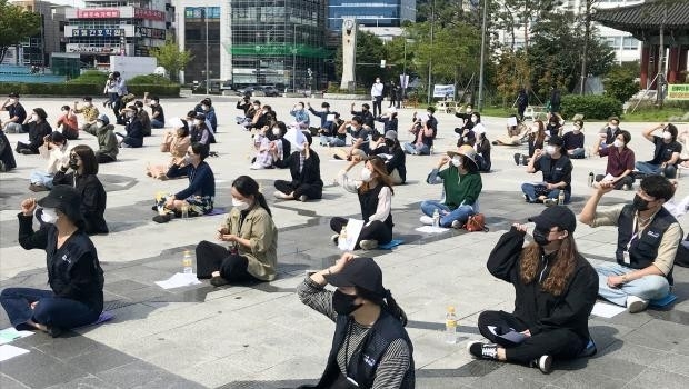 공공운수노조 광주전남지부 아시아문화원지회 조합원들이 21일 광주시 동구 5.18민주광장 앞에서 결의대회를 열고 아시아문화원 해체 저지와 아특법 개정안 발의 폐기를 요구하고 있다./최현배 기자choi@kwangju.co.kr