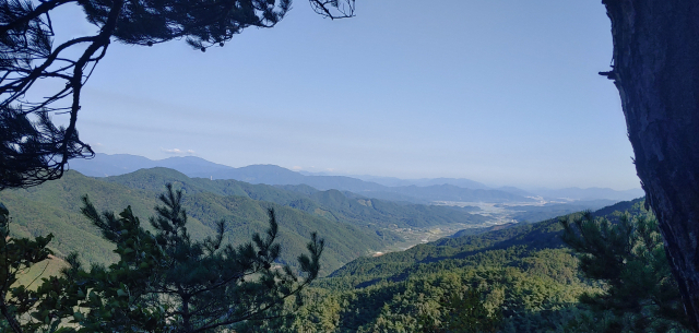 염속봉산에서 연봉산 사이 조망터에 바라본 감천 일원.