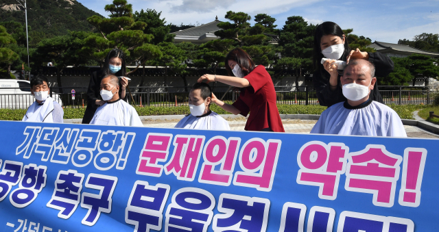 24일 오전 서울 청와대 앞에서 가덕도신공항유치국민행동본부 소속 부산·울산·경남 시민들이 정부에 가덕신공항 건설을 촉구하며 삭발식을 하고 있다. 김종호 기자 kimjh@