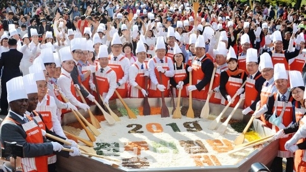 지난해 열린 '전주비빔밥 축제' 대형비빔밥 비기기 퍼포먼스. 전북일보 자료사진