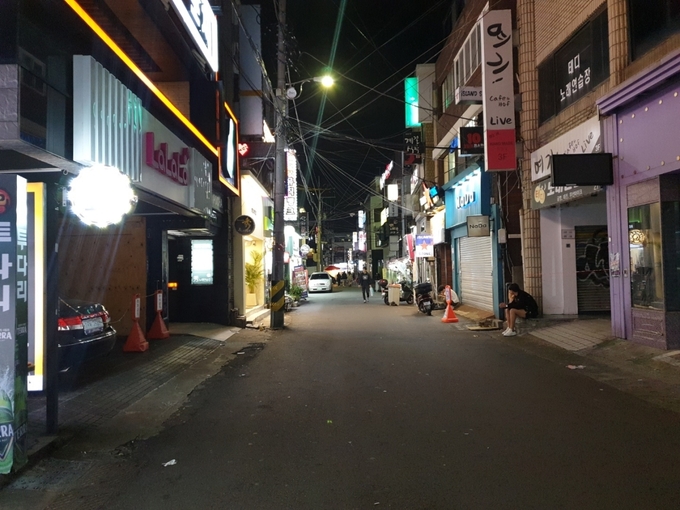 28일 오전 0시께 제주시청 대학로 일대가 한산한 모습을 보이고 있다.