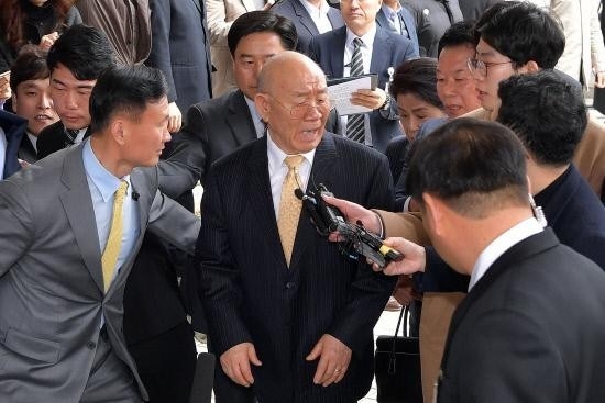 전두환씨가 지난 3월 11일 광주지방법원에 들어서며 취재진 질문에 "왜 이래?"라고 말하고 있다. 전씨는 2017년 4월 출간한 회고록에서 5·18 당시 헬기사격을 목격했다고 증언한 고(故) 조비오 신부를 '성직자라는 말이 무색한 파렴치한 거짓말쟁이'라고 비난하고 명예를 훼손한 혐의로 기소됐다. <광주일보 자료사진>