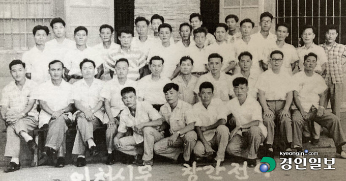 인천신문 창간 전야인 1960년 8월 13일에 촬영된 사진. 둘째줄 왼쪽부터 두번째 정오현 전 경인일보 경제부장, 세번째가 이창식 전 경인일보 편집국장, 여섯번째가 허합 전 경인일보 사장. 인천신문 구성원들은 경인일보 수원 본사 이전 후에도 주요 구성원으로 활동했다. 2020.10.6 /이창식 전 경인일보 편집국장 제공