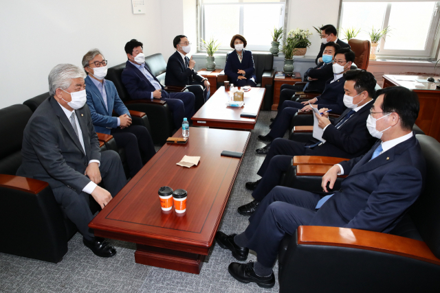 더불어민주당 민홍철 경남도당위원장, 전재수 부산시당위원장, 이상헌 울산시당위원장, 문승욱 국무조정실 국무2차장 등 부울경 의원들이 6일 오후 국회에서 이낙연 대표와 면담하기위해 대기하고 있다./부산일보/