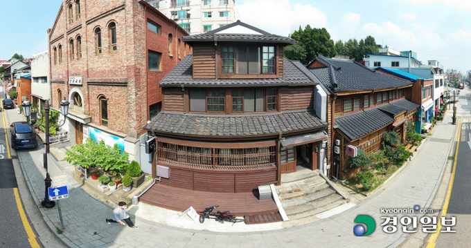 오래된 구도심에 뉴트로 열풍이 활기를 되찾을 기회로 다가오고 있다. 카페 팟알로 재탄생한 목조건물은 1880년대 말에서 1890년대 초 지어졌다. 2020.10.6 /조재현기자 jhc@kyeongin.com