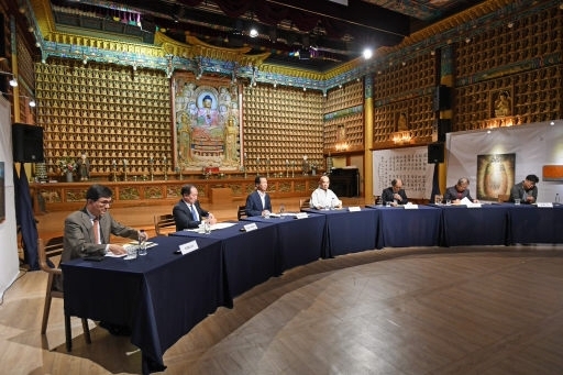 강원일보가 주최한 오대산문화포럼이 6일 평창 월정사에서 '녹색미래, 오대산에서 길을 묻다'를 주제로 최문순 지사, 정념 월정사 주지스님, 한왕기 평창군수, 최열 환경재단 이사장, 조정래 소설가 등이 참석한 가운데 열렸다. 평창=김남덕기자 ndkim@kwnews.co.kr
