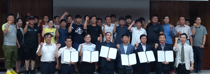 2019년 8월 여주고구마혁신클러스트사업단은 생산농가인 여주시고구마연구회와 농협 여주시연합사업단, 그리고 여주시농업기술센터와 함께 '여주고구마 공동출하' 약정식을 체결했다. 2020.10.7 /여주고구마혁신클러스트사업단 제공