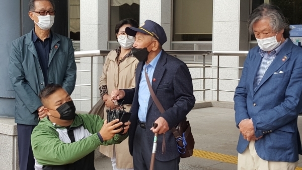 8일 김두황씨가 제주지방법원 앞에서 71년 만에 재심 개시 결정이 내리지자, 소감을 밝히고 있다.