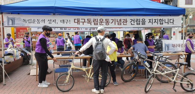 11일 대구 동성로에서 대구시민들에게 대구독립운동기념관 건립추진 지지 서명을 받고 있는 모습. 사진제공=(사)독립운동정신계승사업회