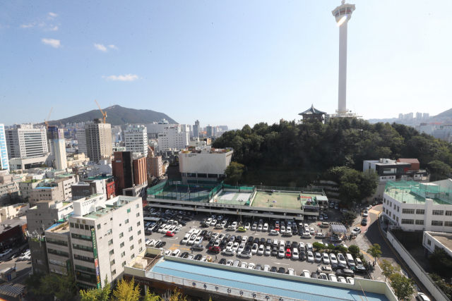 부산 원도심의 중심으로 과거 부산시청 등 관공서와 금융기관 본점 등이 모여 있어 활기가 넘쳤던 중구가 전국의 시·군·구 가운데 인구 소멸 위기가 가장 심각한 지자체로 쇠락의 길을 걷고 있다. 사진은 부산 중구 일대 전경. 부산일보DB