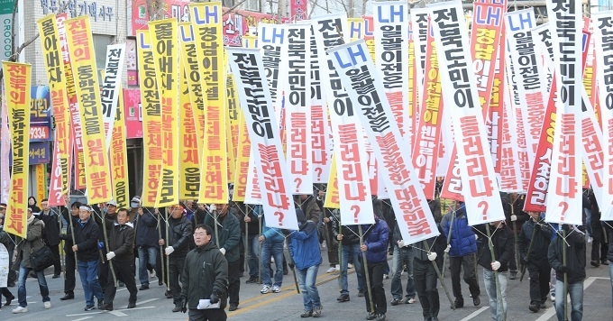 LH 유치 무산에 대해 정부의 책임을 묻는 도민궐기대회 모습.
