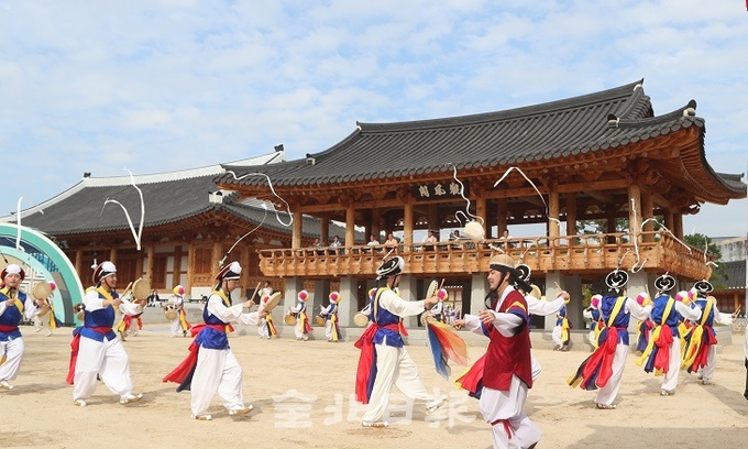 제46회 전주대사습놀이 전국대회가 전라감영에서 열리고 있는 11일 농악 부문에 참가한 팀들이 열띤 경기를 펼치고 있다. 조현욱 기자