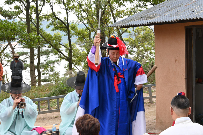 지난 10일 오후 인천 강화군 교동도 사신당 앞에서 인천시 무형문화재 주정자 만신이 굿거리를 하고 있다. 2020.10.11 /강화교동굿보존회 제공