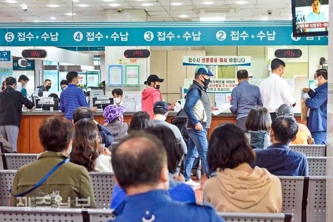 전 도민 대상 인플루엔자(독감) 백신 무료 접종이 시작된 13일 제주시 이도2동 한 병원에 무료 접종을 받기 위해 많은 사람들로 북적이고 있다. 고봉수 기자 chkbs9898@jejunews.com