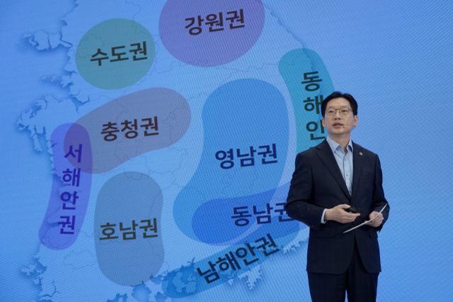 김경수 지사가 13일 청와대에서 주재한 제2차 한국판 뉴딜 전략회의에서 ‘동남권 메가시티와 지역 주도형 뉴딜’을 주제로 발표를 하고 있다.