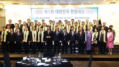 최문순 지사와 김한근 강릉시장이 14일 서울 여의도 CCMM빌딩에서 열린 '제1회 대한민국 헌정대상' 시상식에서 기념촬영을 하고 있다.