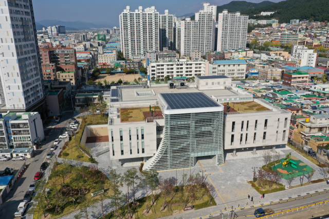오는 11월 4일 개관을 앞둔 부산 사상구 덕포동 부산도서관. 1만381㎡ 부지 지하 2층, 지상 4층 규모로 서고와 열람실(1200석), 강좌실, 디지털존 등을 갖췄다. 하루 방문자 6000명을 수용할 수 있는 크기이고, 장서 수는 25만4800권으로 현재 부산에서 가장 큰 부산 시민도서관(111만5895권)에는 미치지 못한다. 김경현 기자 view@