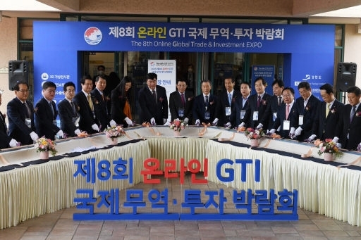 15일 원주시 오크밸리에서 열린 제8회 GTI국제무역·투자박람회에 참석한 최문순 지사, 곽도영 도의장, 원창묵 원주시장, 싱하이밍 주한중국대사, 박진오 강원일보 사장, 김덕룡 세계한상 이사장, 양창영 조직위 부위원장, 조창진 도상공회의소협의회장을 비롯한 내빈들이 축하 가래떡을 자르고 있다. 원주=신세희기자 and8729@kwnews.co.kr