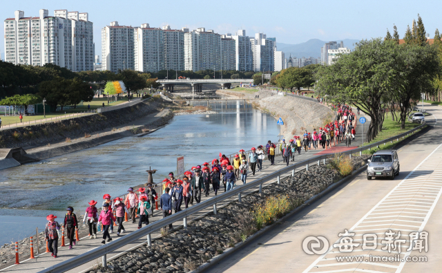 대구 희망교 밑 신천둔치에서 열린 '제1회 수성구 중동 건강 문화축제'에서 주민들이 파동 용두교까지 왕복 4.8km구간을 걷고 있다. 정운철 기자 woon@imaeil.com