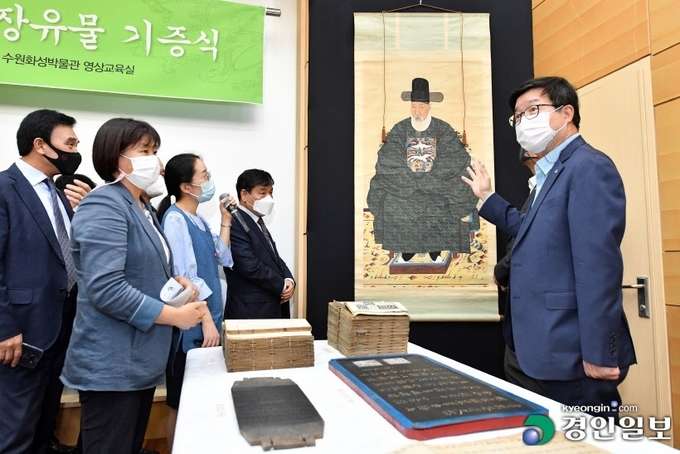 22일 오후 '번암 채제공 후손 소장유물 기증식'에서 염태영 수원시장과 관계자들이 기증유물을 함께 둘러보고 있다. 2020.10.22 /수원시 제공