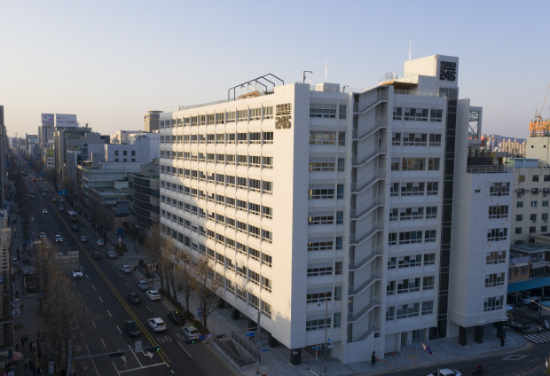 한국관광공사가 21일 ‘숨은 관광지’로 선정한 광주시 동구 전일빌딩 245 전경 <광주일보 자료사진>