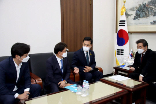 중소벤처기업부 세종 이전 움직임과 관련, 박영순 더불어민주당 대전시당 위원장과 같은 당 장철민(동구)·황운하(중구) 의원이 22일 이낙연 민주당 대표와 면담을 진행하고 있다. 사진=더불어민주당 대전시당 제공