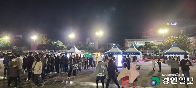 '밤빛 품은 성곽 도시, 수원 문화재 야행(夜行)'을 보러 수원 화성행궁을 찾은 사람들이 티켓부스 앞 쪽에서 줄을 서서 기다리고 있다. 2020.10.25 /김동필기자 phiil@kyeongin.com
