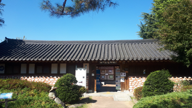 전주 한옥마을에 자리한 최명희문학관은 작가 최명희의 삶과 문학적 혼이 응결된 의미있는 공간이다.