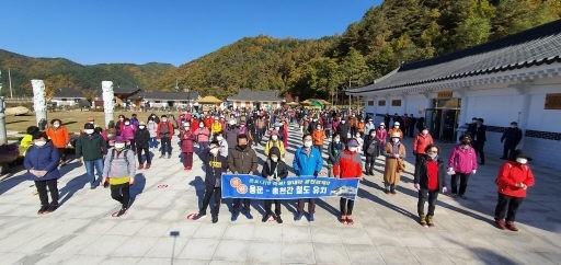 '2020 홍천 수타사 산소길 걷기행사'가 지난 24일 수타사 산소길에서 진행됐다. 행사 참가자들이 출발에 앞서 '용문~홍천 간 철도 유치' 퍼포먼스를 펼치고 있다. 홍천=최영재기자