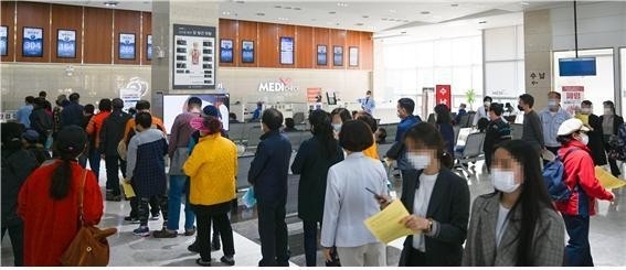 인플루엔자 백신 무료접종 대상자가 만 62세부터 69세까지로 확대된 26일 광주시 서구 한국건강관리협회가 독감 예방 접종을 받기 위한 시민들로 붐비고 있다. /최현배 기자choi@kwangju.co.kr