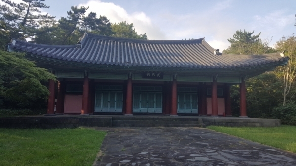 법정사 일대에 세워진 의열사 전경. 2004년 준공됐으며, 항일지사의 위패를 봉안하고 있다.