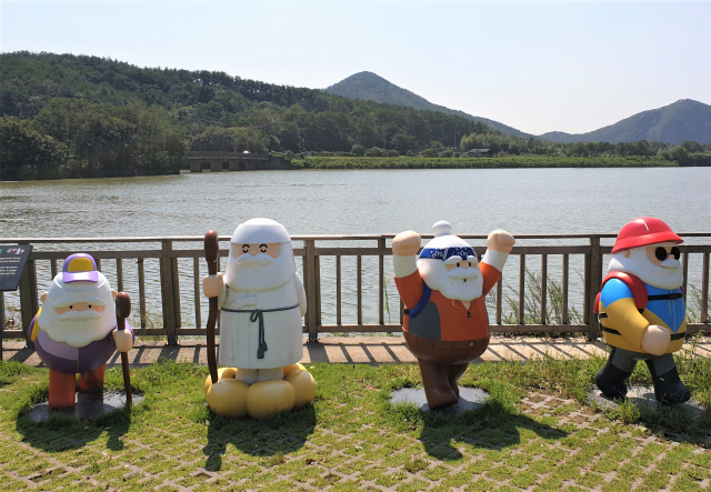 회동수원지길 입구에 서 있는 신선 모양 인형들.