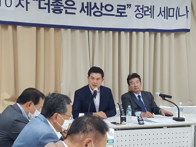 김태호(산청함양거창합천) 의원이 29일 서울 ‘마포포럼’ 세미나에 참석해 대권도전에 대한 입장을 밝히고 있다.