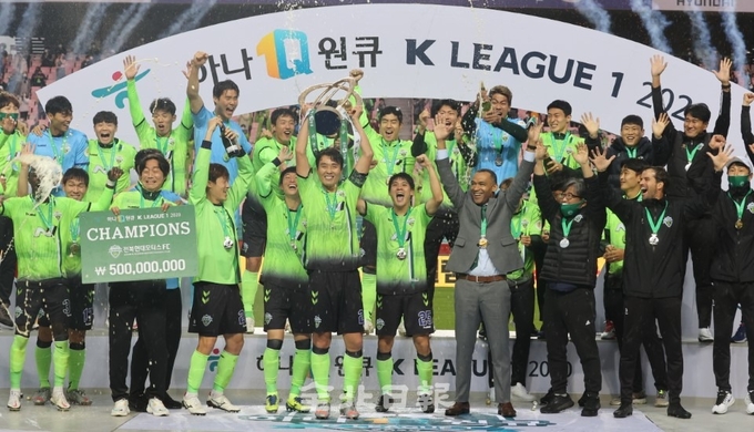 1일 전주월드컵경기장에서 열린 전북현대와 대구FC의 하나원큐 K리그1 2020 최종전에서 승리해 우승한 전북현대 이동국 선수와 선수들이 트로피를 들어 올리며 기쁨을 만끽하고 있다. 전북현대는 K리그 사상 첫 4연패 달성과 최다 우승(8)회를 달성하며 최고 팀으로 자리매김 했다. /조현욱 기자